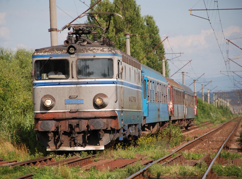 Barbat curentat pe un vagon de tren